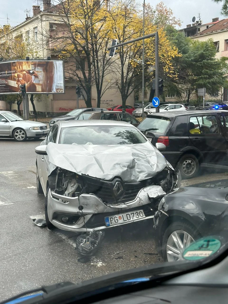 Sudar tri vozila na bulevaru u Podgorici, dvije osobe povrijeđene