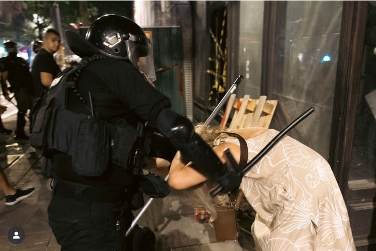 Beograd bruji o ovoj fotografiji: Nema boljeg opisa Vučićeve Srbije, MUP tvrdi da je žena bila nasilna prema policiji