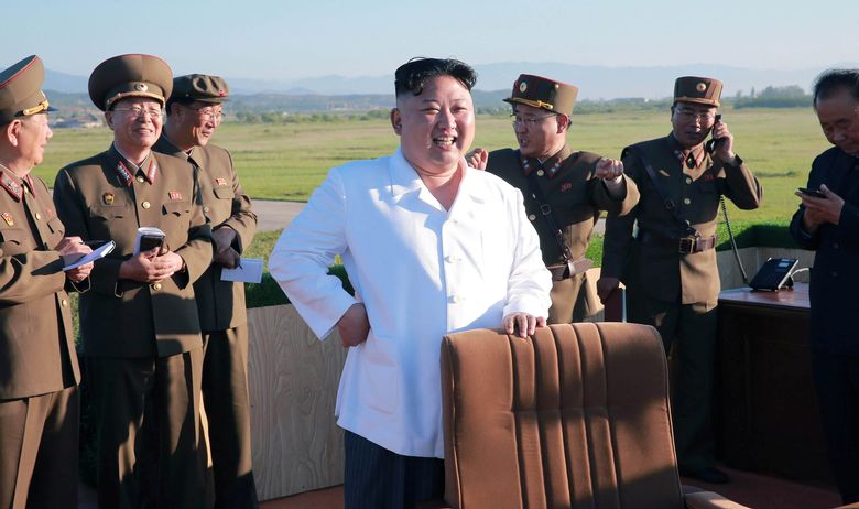 Ozareni Kim Džong-un u bijeloj košulji pokazao novu moćnu ratnu “igračku”