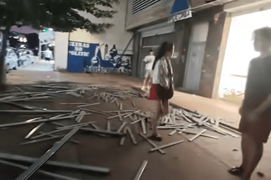 Podgorica: U centru se srušila konstrukcija sa fasade, prolaznica imala baš mnogo sreće