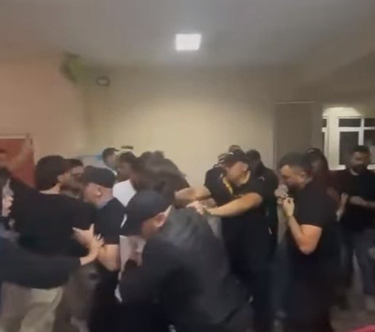 Maskirani civili deblokirali novopazarski univerzitet, policija ih štiti