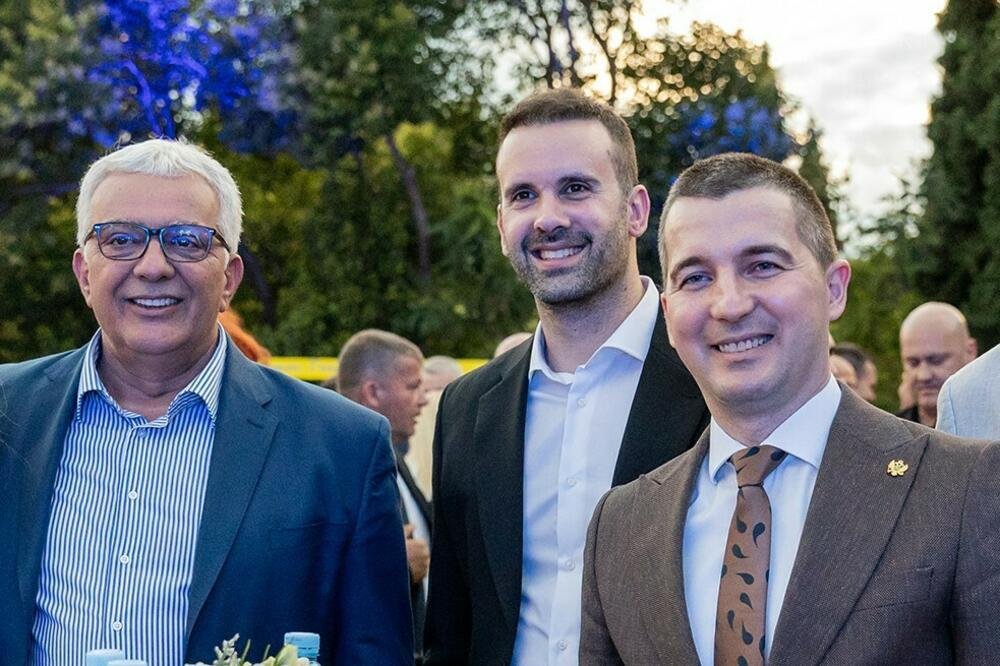 Demokratija pučista!