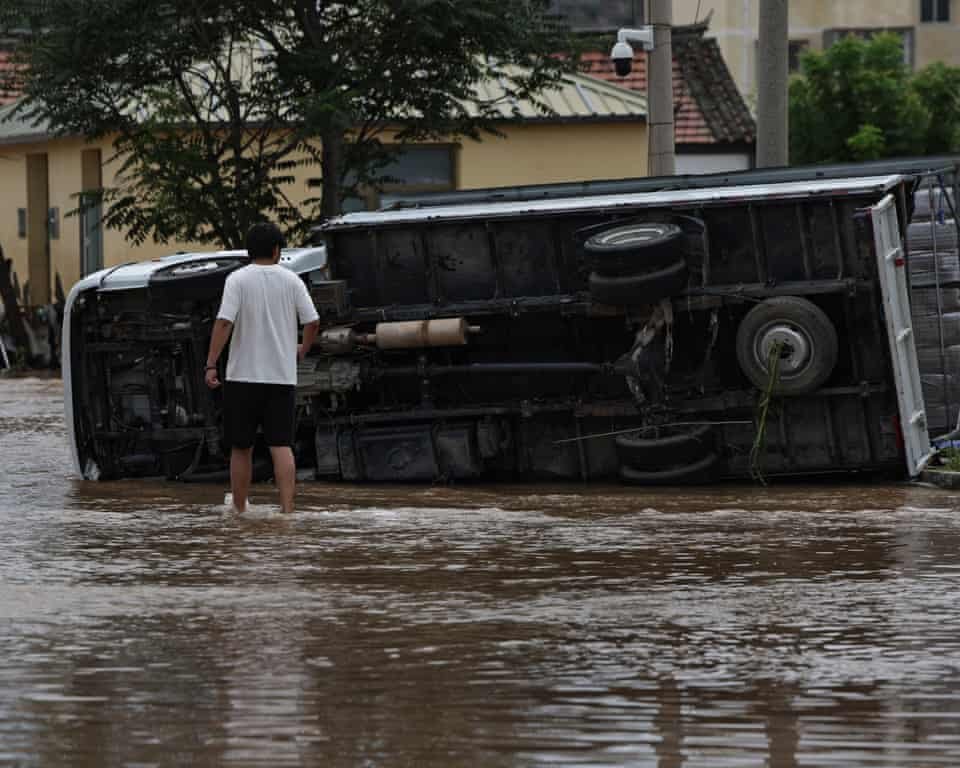 Peking širi upozorenje na oluju dok smrtonosne poplave drže grad u neizvjesnosti