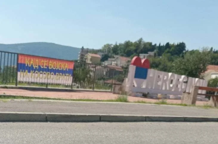 Sa vidikovca u Novom turisti umjesto da fotografišu grad i pučinu, gledaju poruku "Kad se vojska na Kosovo vrati"