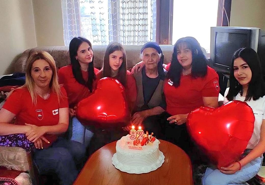 Kad humanost pokuca na vrata: Rođendanska iznenađenja za starije