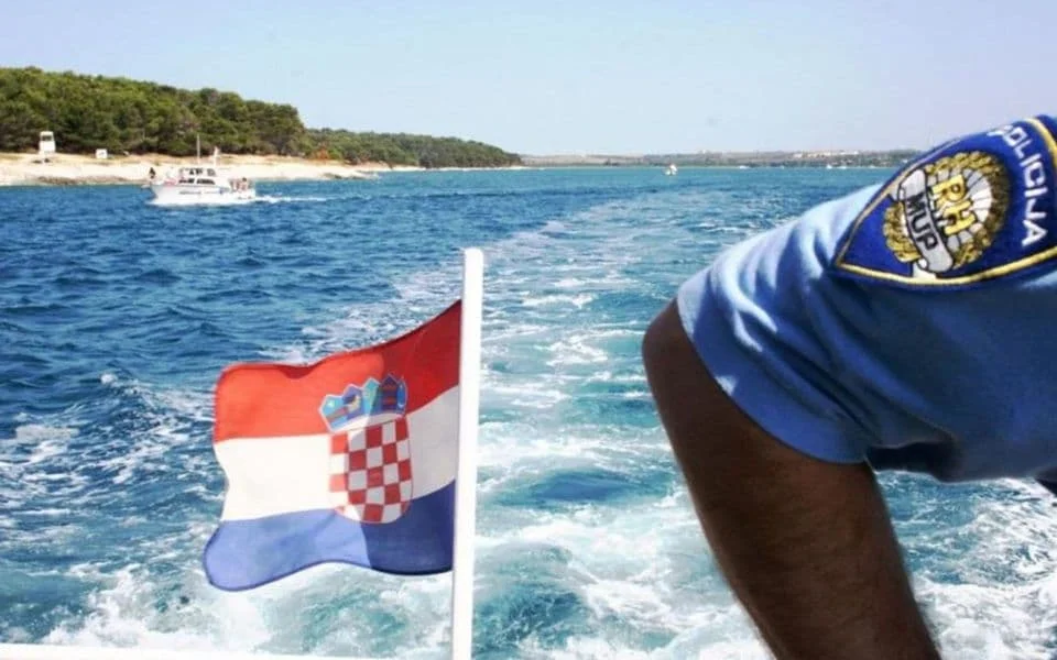 Večernji list: Hrvatski policijac udaljen iz službe zbog poziva Vojske Srbije