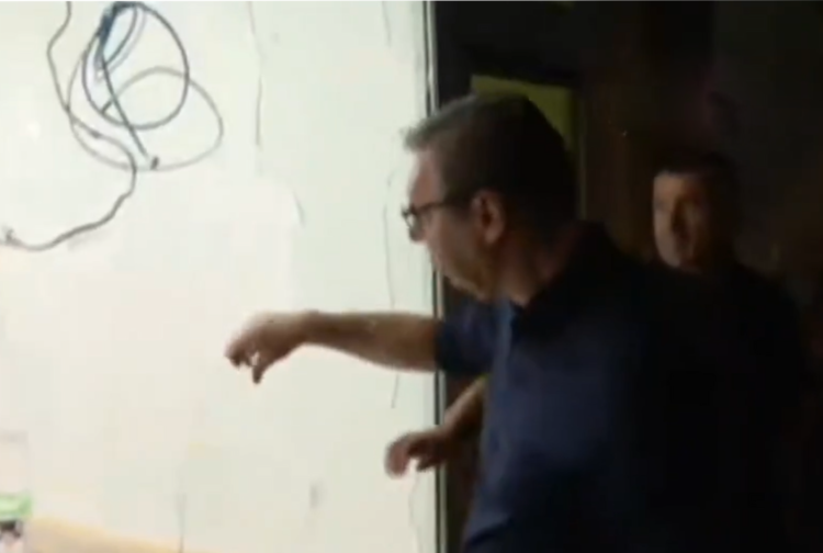 Vučić pipa polomljeno staklo i pritom uspije da se posiječe