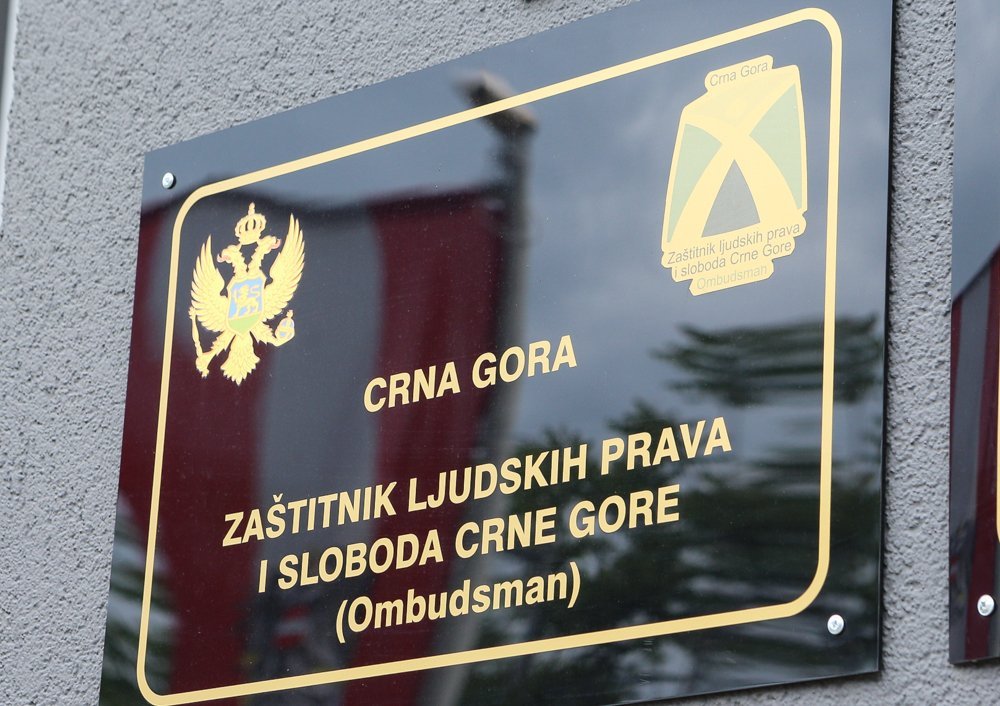 Ombudsman: Osuđujemo rasističko i drugo uvredljivo skandiranje, neprihvatljiv napad na kombi