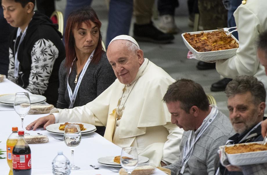 Papa Franjo ugostio 1500 beskućnika i siromašnih