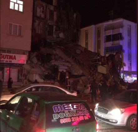 Raste broj žrtava zemljotresu u Turskoj, 20 mrtvih i više od hiljadu povrijeđenih