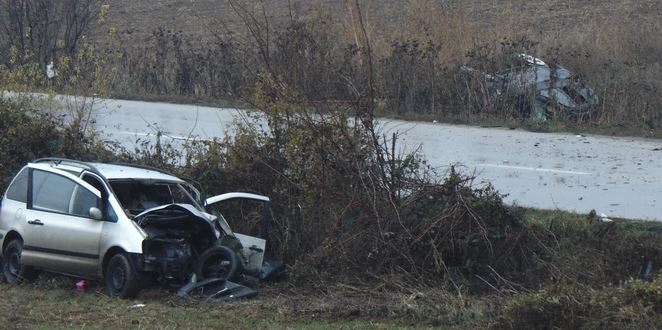 BMW  "zakucao" se u automobil pored puta: Muškarac poginuo