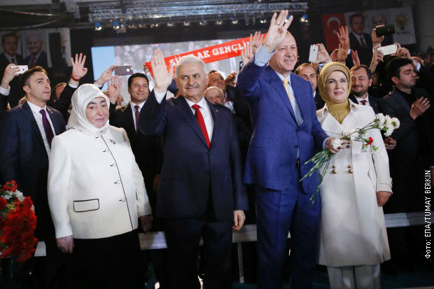 Erdogan opet na čelu stranke, pristalice se tuku kako bi ga vidjele