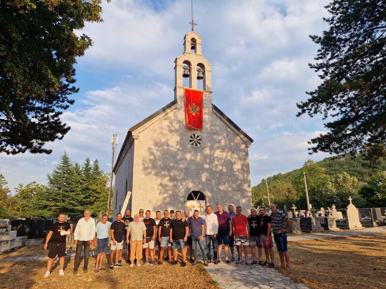 Čitaoci šalju: Crnogorska zastava i na hramu Svetog Jovana u Bajicama