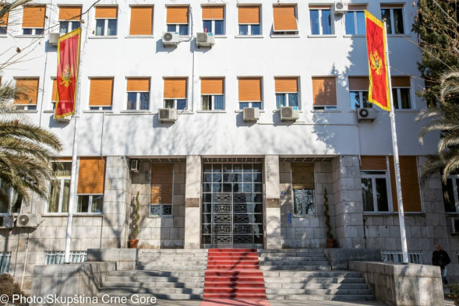 Poslanici za pola godine potrošili skoro 30 hiljada na telefone; Ko su REKORDERI?