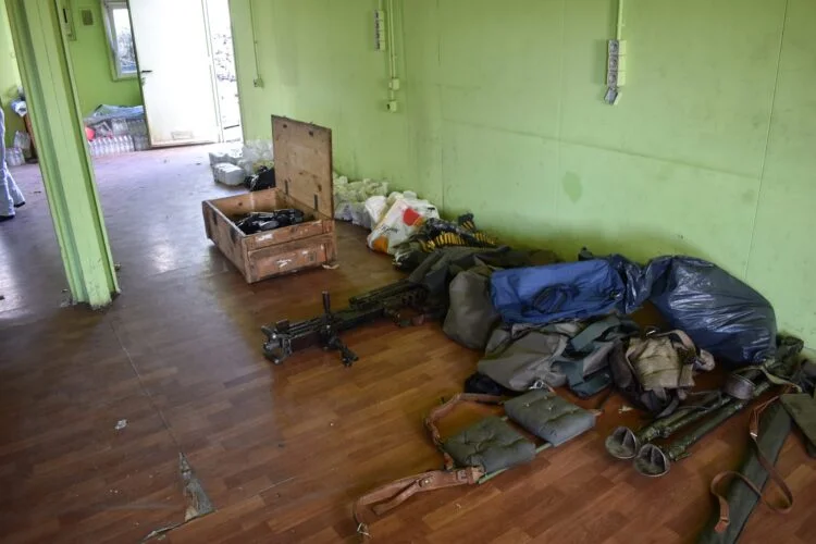 Kosovska policija: U pretresima u Kosovskoj Mitrovici zaplijenjen eksploziv, zolje, mine, detonatori…