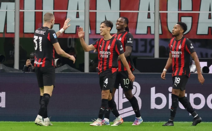 Milan slavio u derbiju, gužva na vrhu