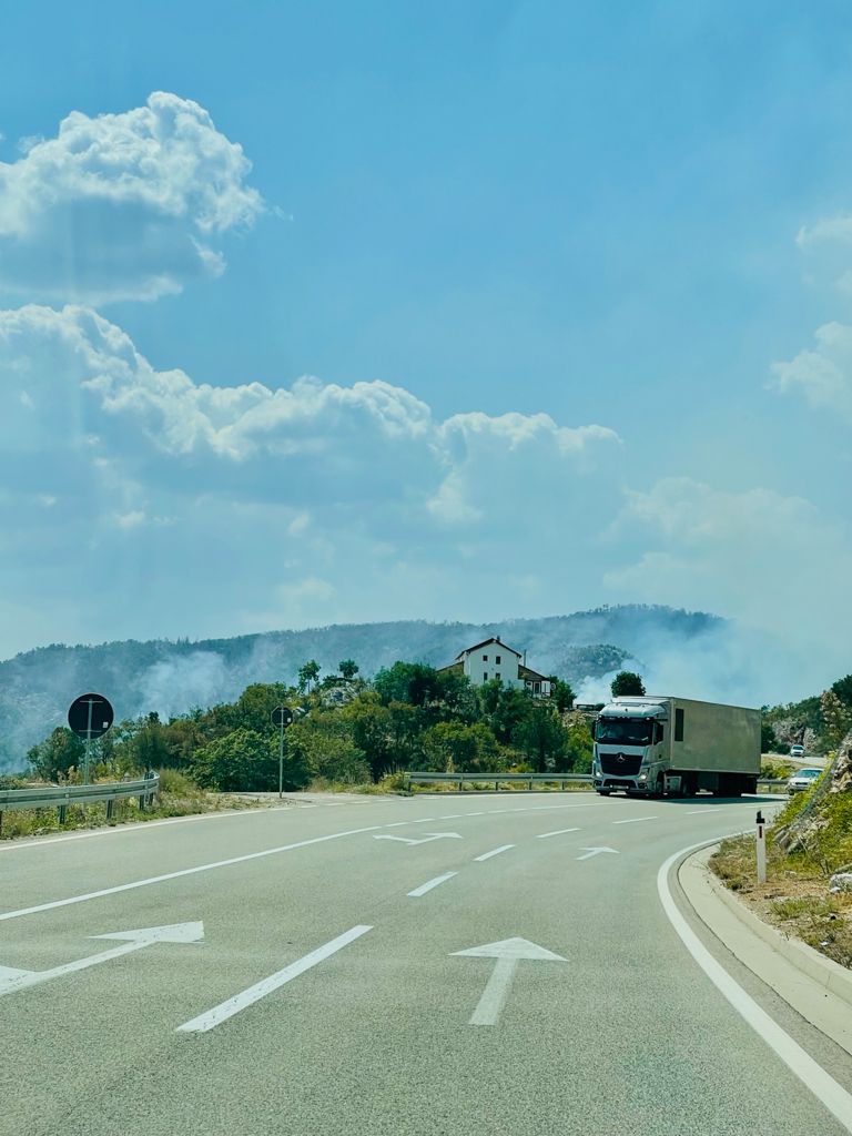 U Nikšiću aktivno nekoliko požara, ugroženo 30ak kuća