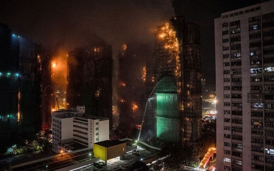 Broj stradalih u požaru u Hong Kongu porastao na 146, hiljade ljudi odaju im počast