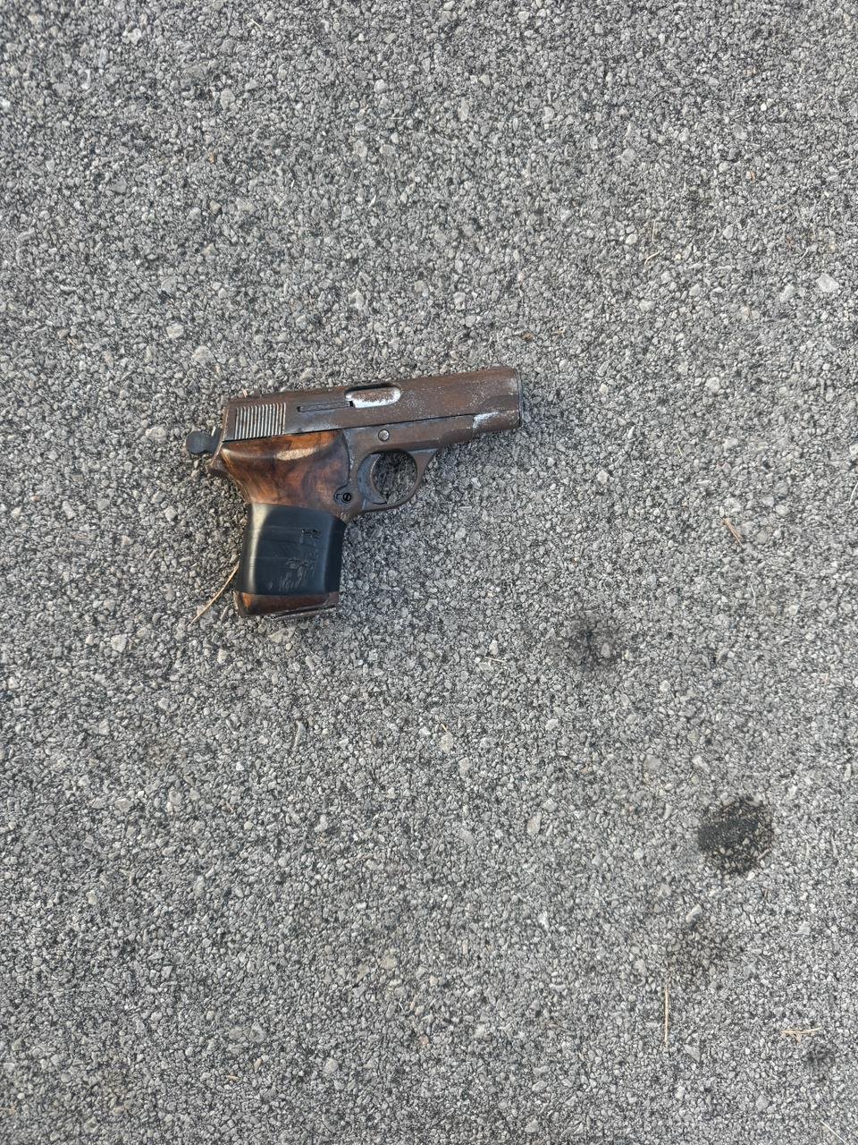 Na Cetinju uhapšen muškarac koji je na javnom mjestu nosio pištolj