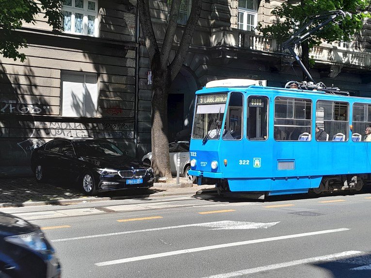 Automobil Ambasade Crne Gore u Zagrebu zaustavio tramvaje