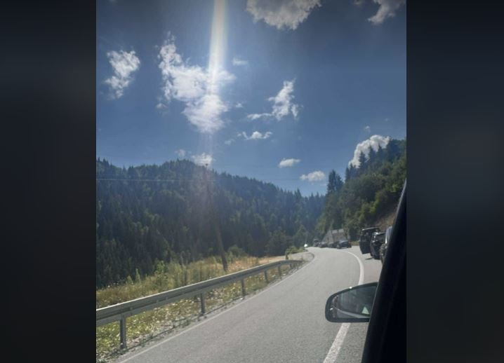 Velika kolona između Berana i Kolašina, izvlače kamion koji je ranije danas sletio sa puta