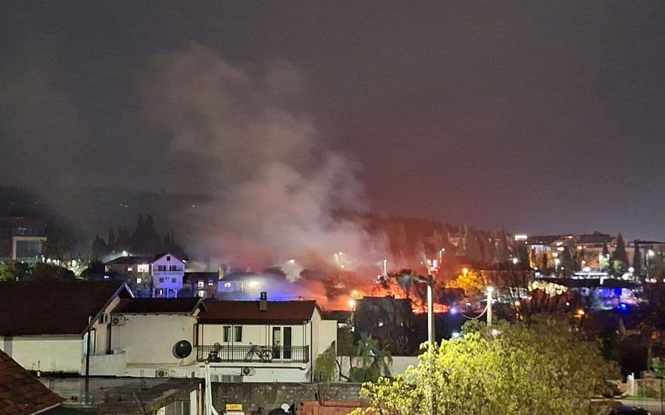 Podgorica: Požar u blizini OŠ "21. maj", vatra zahvatila barake