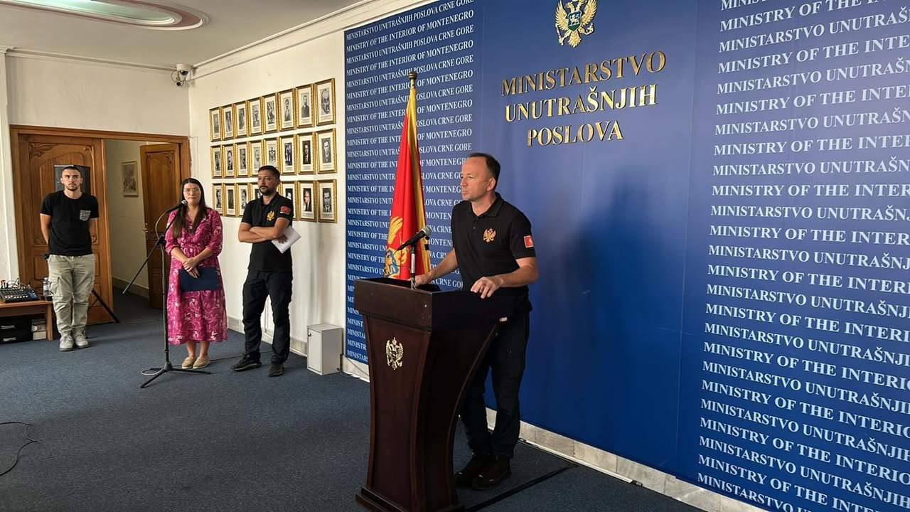 Tmušić: Avioni i helikopteri nedovoljni da ugase požare, ovo će još da traje