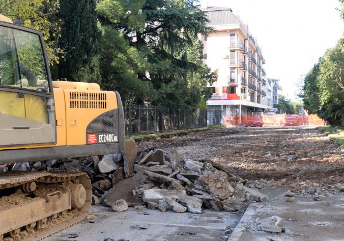 Počela rekonstrukcija Ulice Vuka Karadžića: Trotoari od kamenih ploča, uređenje parking mjesta, novi drvored