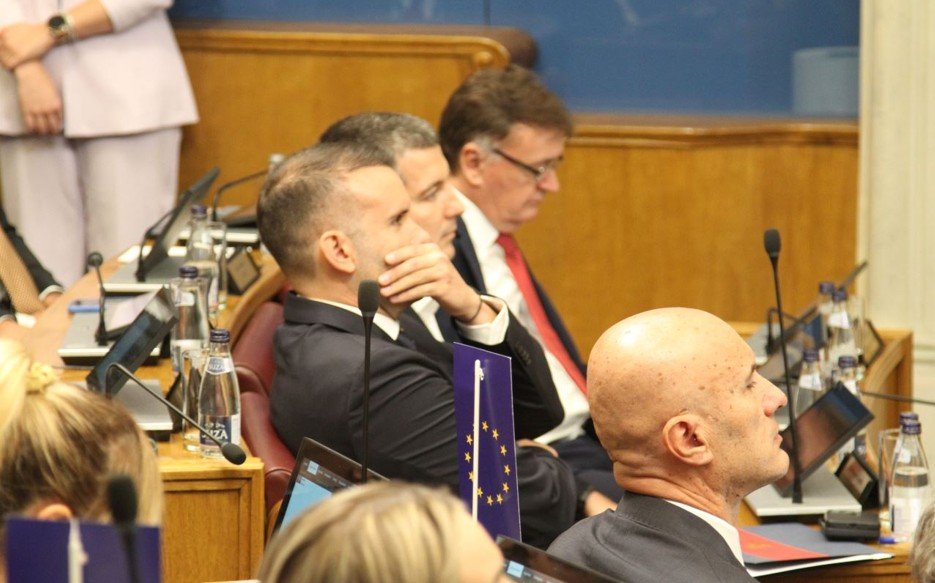 Ćuti da se ne naljuti