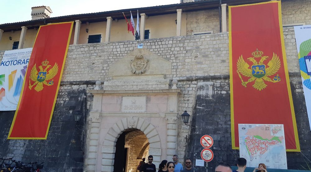 Crnogorska zastava ponovo se vijori ispred kotorskih gradskih vrata