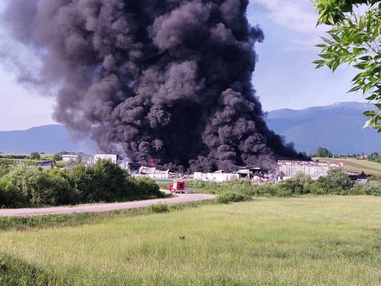 Ogroman požar zahvatio fabriku u Bihaću, vatrogasci i policija na terenu