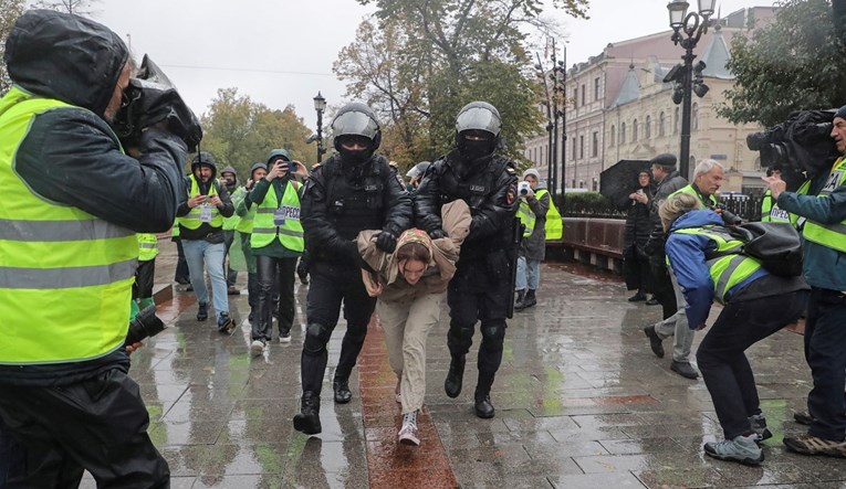 Putin pooštrio kazne za odbijanje borbe; stotine uhapšenih u Rusiji zbog protestovanja