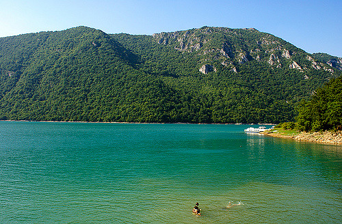 Nesreća na Pivskom jezeru: Jedna osoba se utopila, za drugom se traga