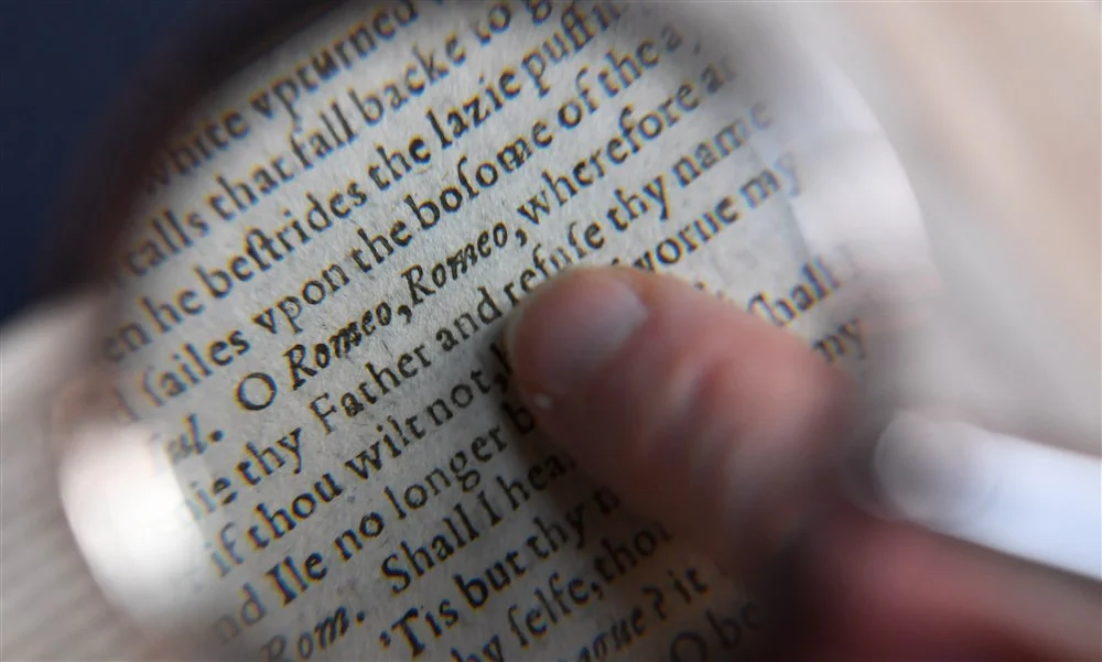 Kako je anonimi pisac u 17. vijeku napisao 12.500 riječi o Šekspiru u minijaturnoj knjizi koja stane na dlan
