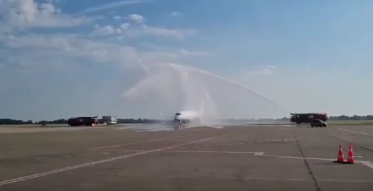 Pogledajte snimak: Doček aviona Air Montenegro u Beogradu