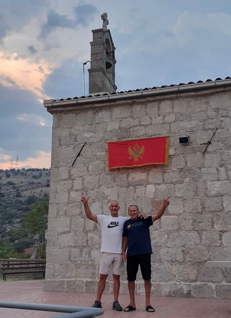 Crnogorska zastava i na crkvi u Tološima, na Sinjajevini, Dobrskoj Župi...