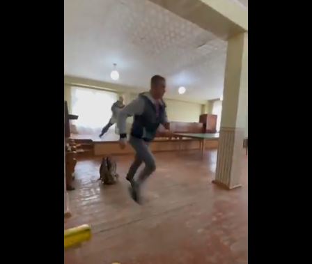 Objavljen UZNEMIRUJUĆI snimak: Naoružan mladić upao u ruski centar za regrutaciju i pucao, ima ranjenih