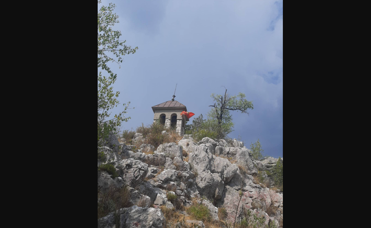 Crnogorska zastava vijori se i sa zvonika na Tablji