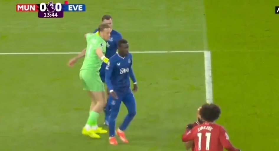 Skandal u Premijer ligi, Gej poludio na saigrača i lupio mu šamar, a onda dobio crveni karton