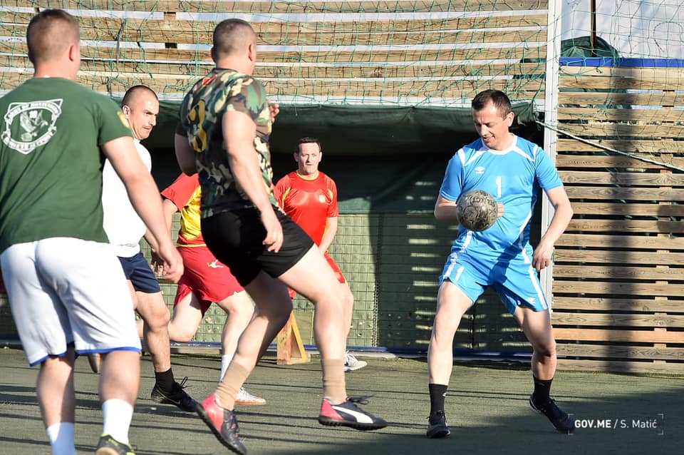 Ministar zaigrao fudbal sa crnogorskim vojnicima u Avganistanu