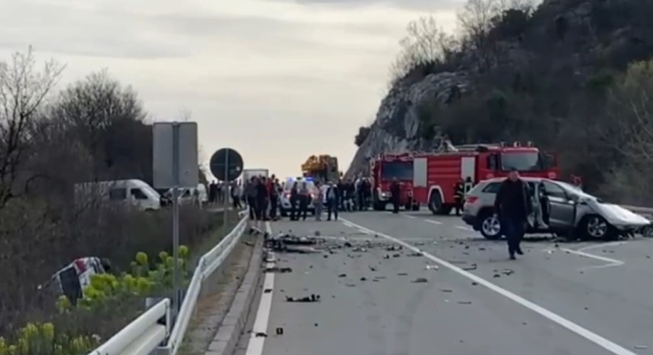 Pogledajte snimak sa mjesta stravične nesreće u kojoj su poginule tri osobe, put još uvijek zatvoren za saobraćaj