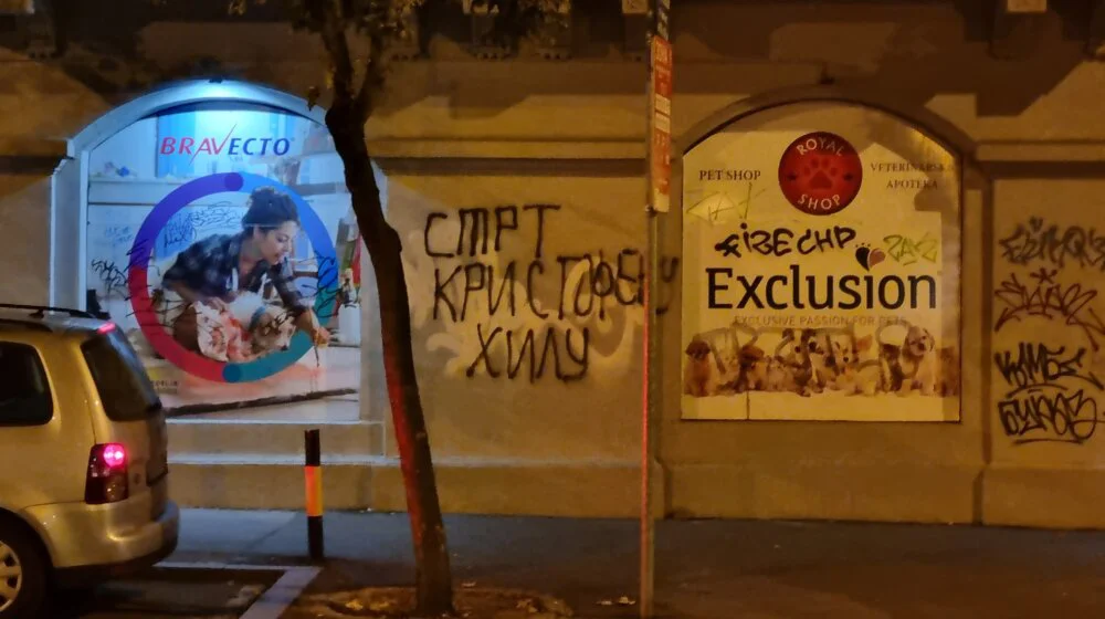 Prijeteći grafit Kristoferu Hilu u centru Beograda