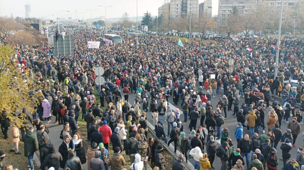 Završeni protesti širom Srbije: Rijeke ljudi, blokada autoputa i provokacije huligana