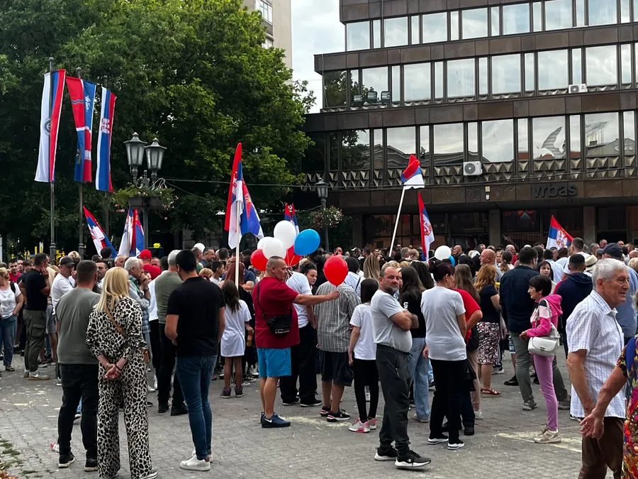 Srbija: Direktor policije tvrdi da je na kontramtinzima SNS večeras bilo oko 70.000 ljudi