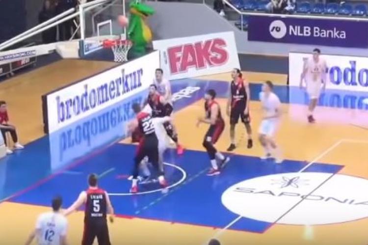 Nesportski gest crnogorskog košarkaša izazvao pometnju u dvorani
