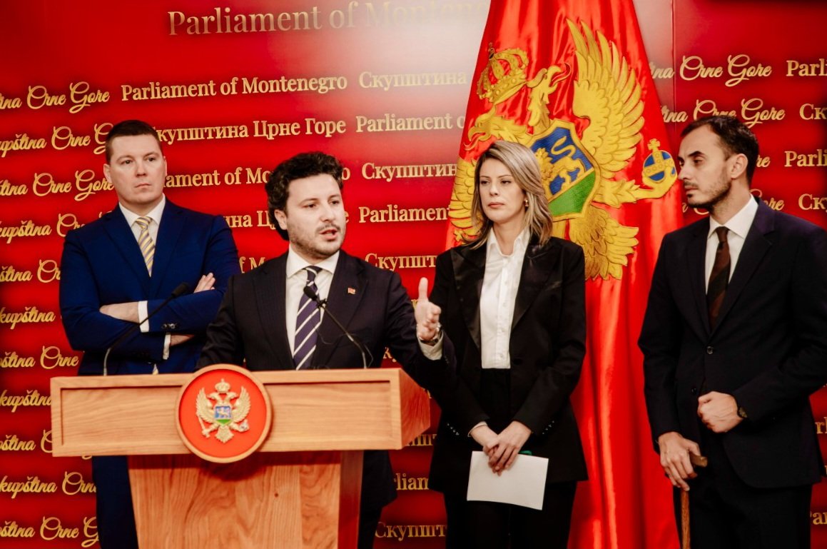 URA: Zapaljeno vozilo advokatu Abazovića u sporovima sa mafijom, država da zaštiti Martinovića
