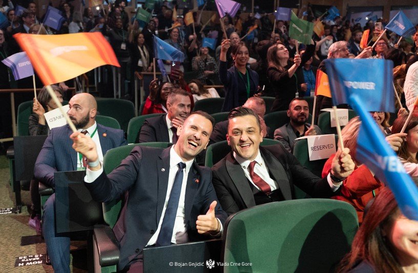 Stigla treća objava iz Vlade: Premijeru Spajiću i ministru Vukoviću uručena prestižna Blumbergova nagrada