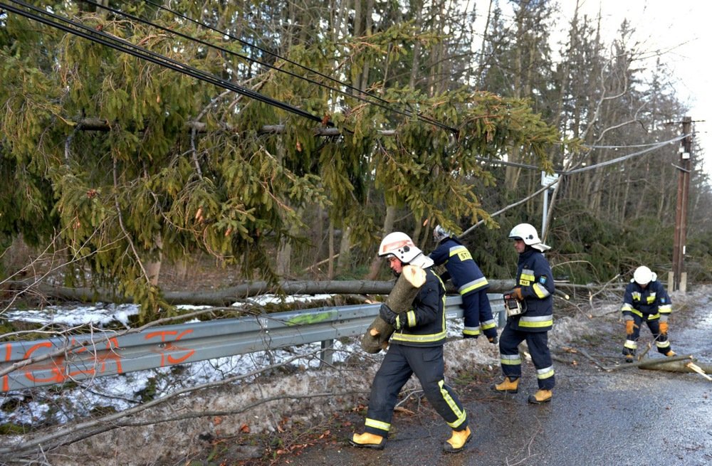 Pet osoba poginulo u Poljskoj, orkanski vjetar čupao drveće i bacao na automobile