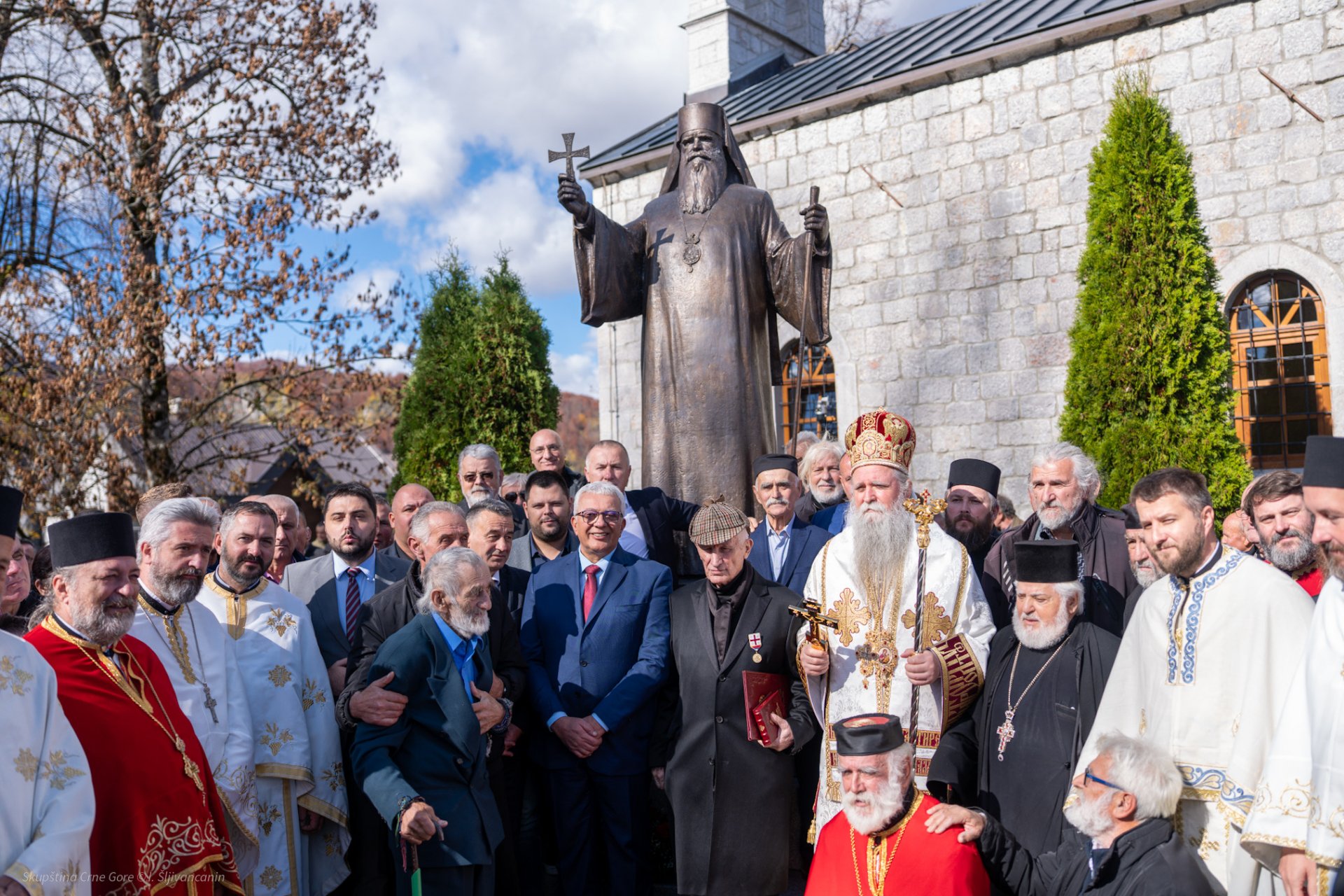 Kovačević prisustvovao otkrivanju spomenika Amfilohiju u dvorištu Crkve Svetog Dimitrija: Ovoliko mu dugujemo