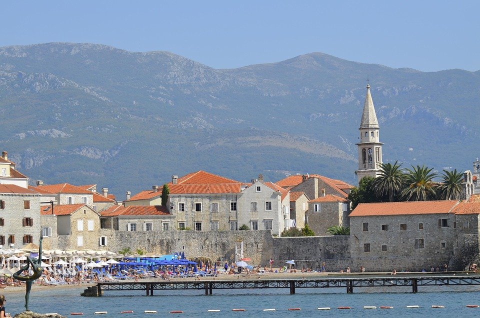 Stari grad u Budvi u režimu tihe zone: Od 15. juna zabrana saobraćaja, počelo uklanjanje zvučnika